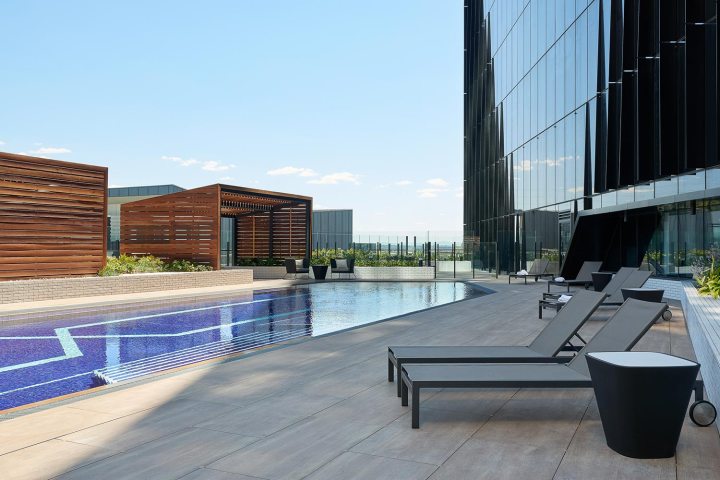 an empty park bench next to a building